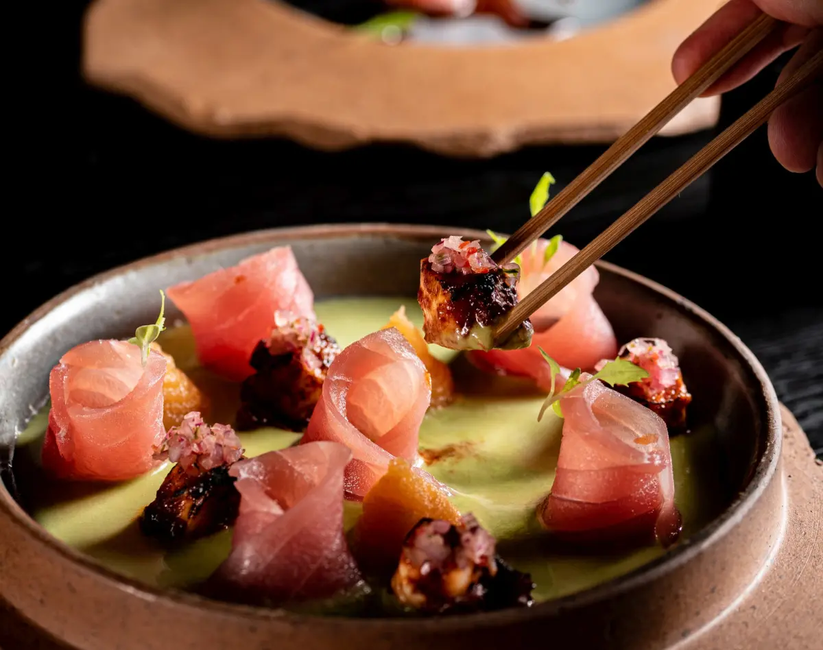 Criações originais renovam atum em pratos de influência oriental no Nuu Nikkei