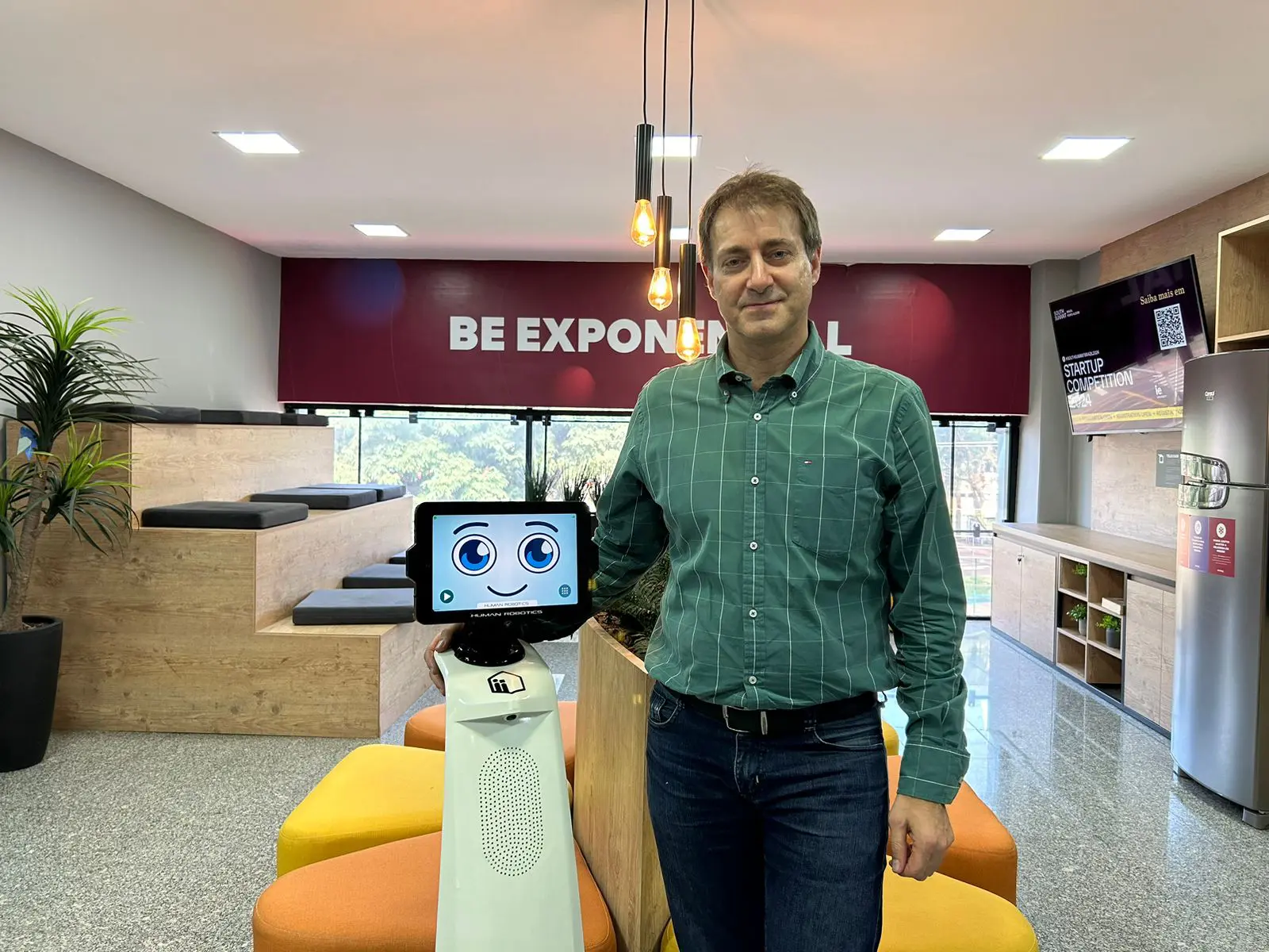 Primeiro robô de autoatendimento fabricado no Brasil é destaque da ExpoApras 2024