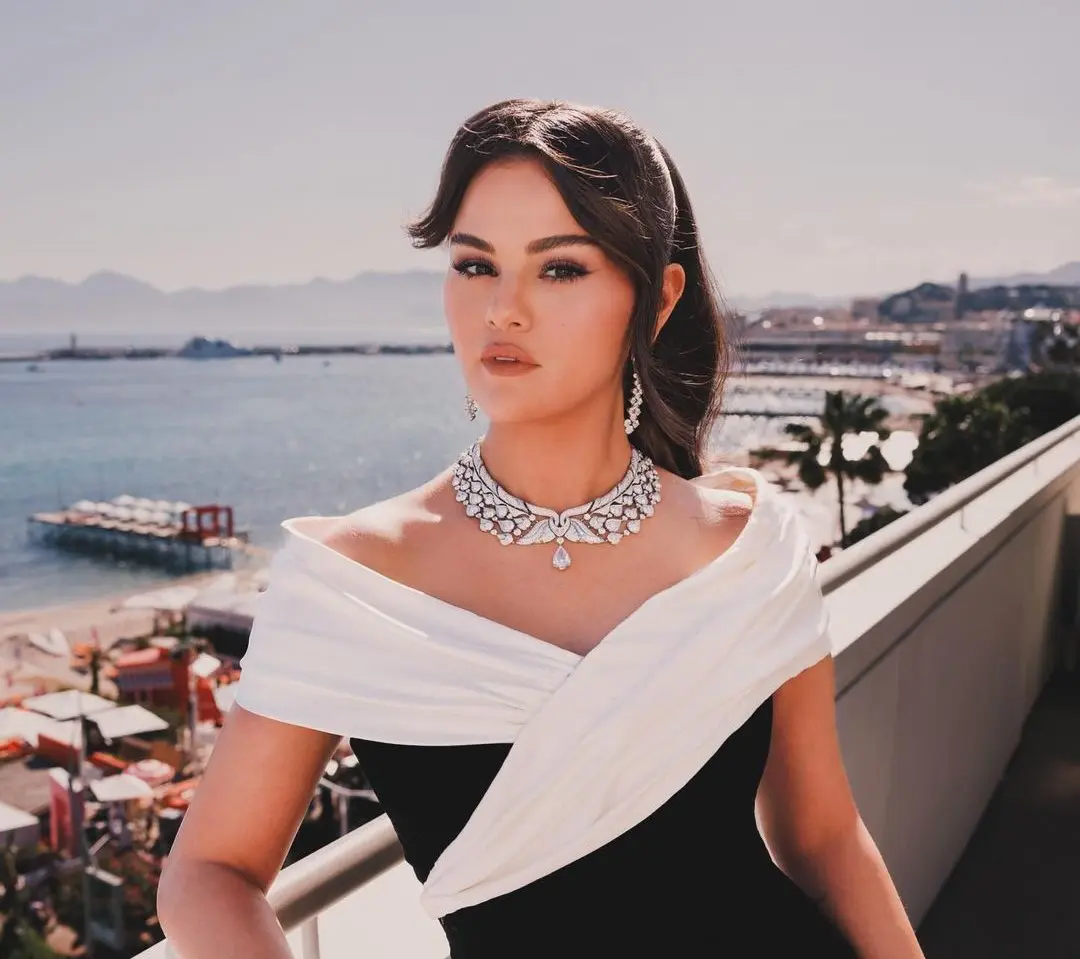 Selena Gomez brilha com Alta Joalheria da Bvlgari em Cannes