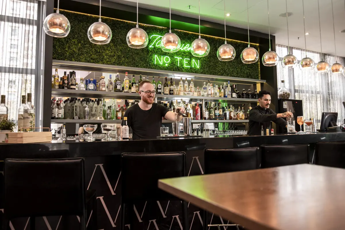 Head bartender do Five Lounge é finalista do World Class 2024