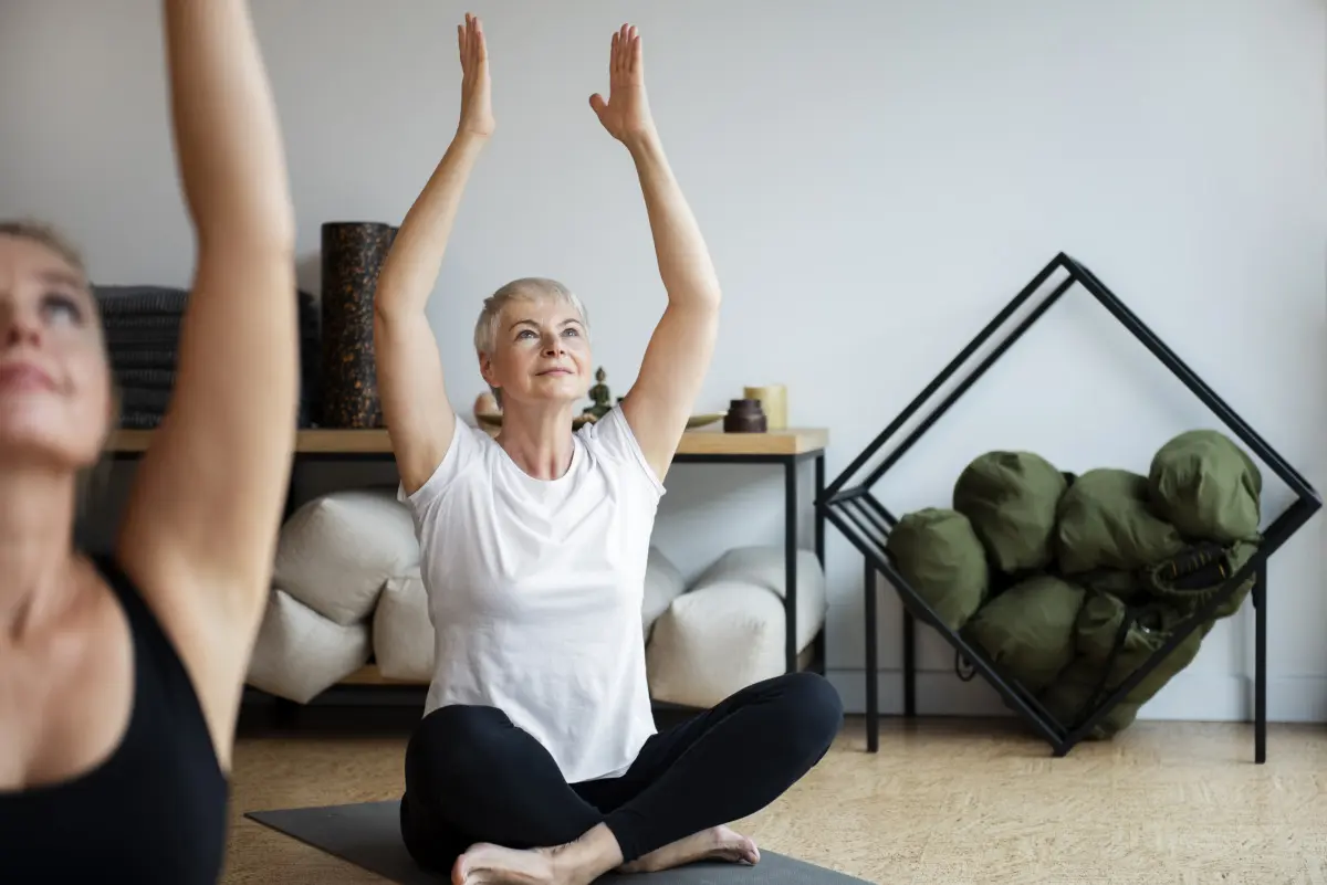 Yoga na menopausa: como a prática ajuda a aliviar os sintomas?