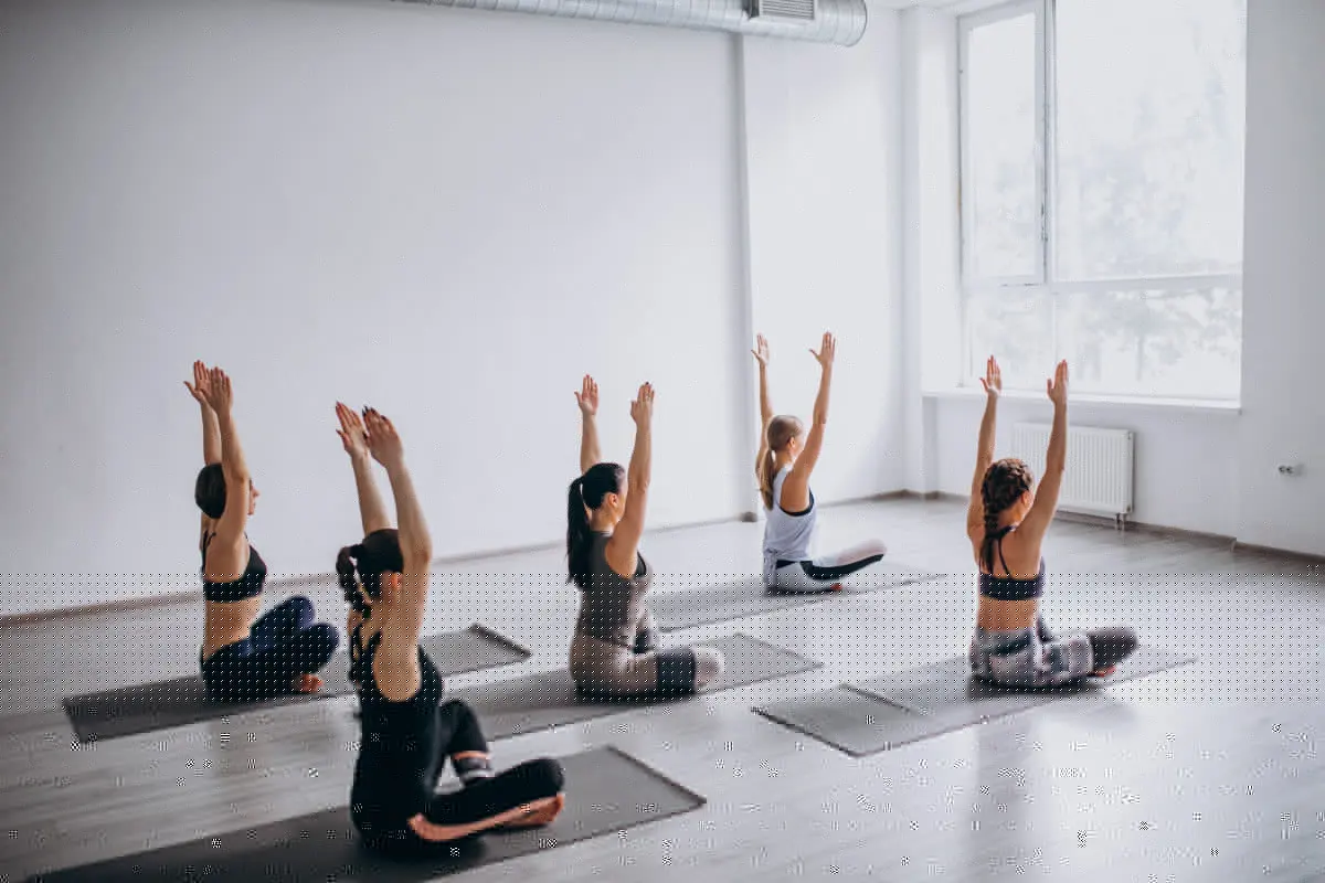 Dia do Yoga: conheça os benefícios da prática milenar para a sua saúde integral