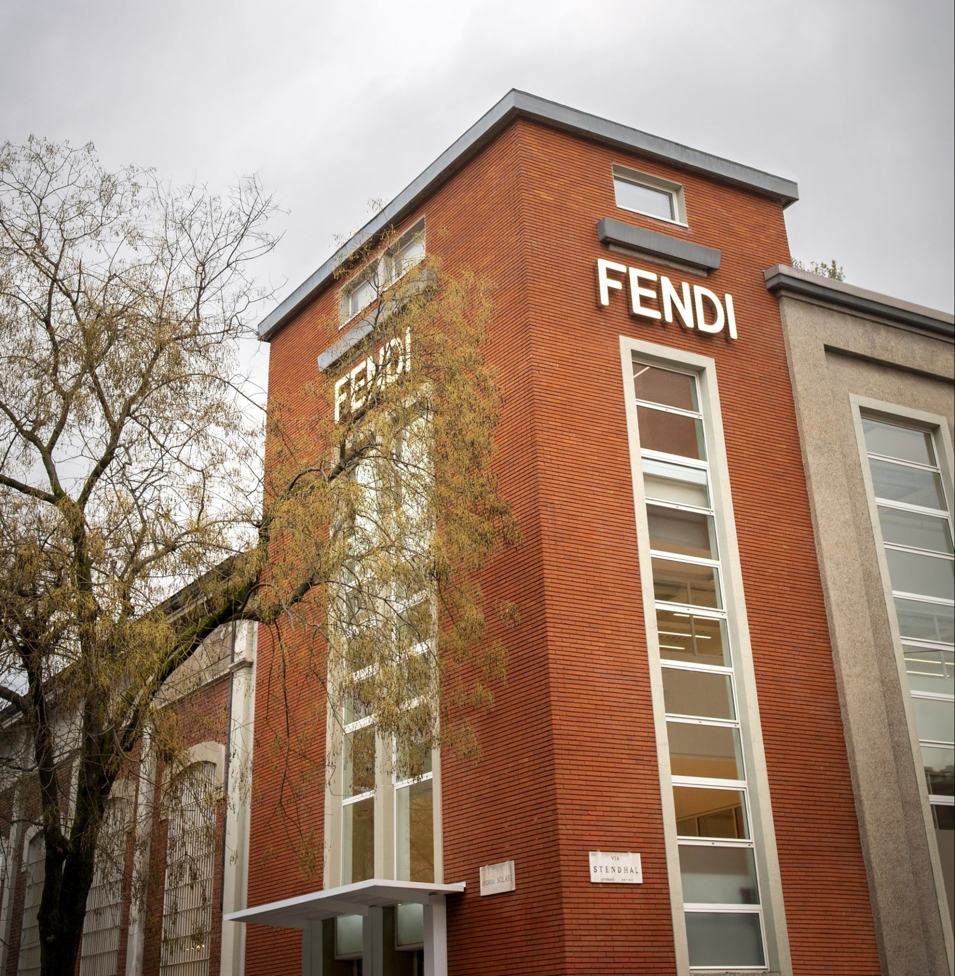 A fachada da FENDI preserva a estética industrial. (Foto: divulgação)