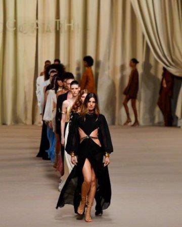 O desfile da Charth foi protagonizado por Camila Queiróz. (Foto: Ag Fotosite)