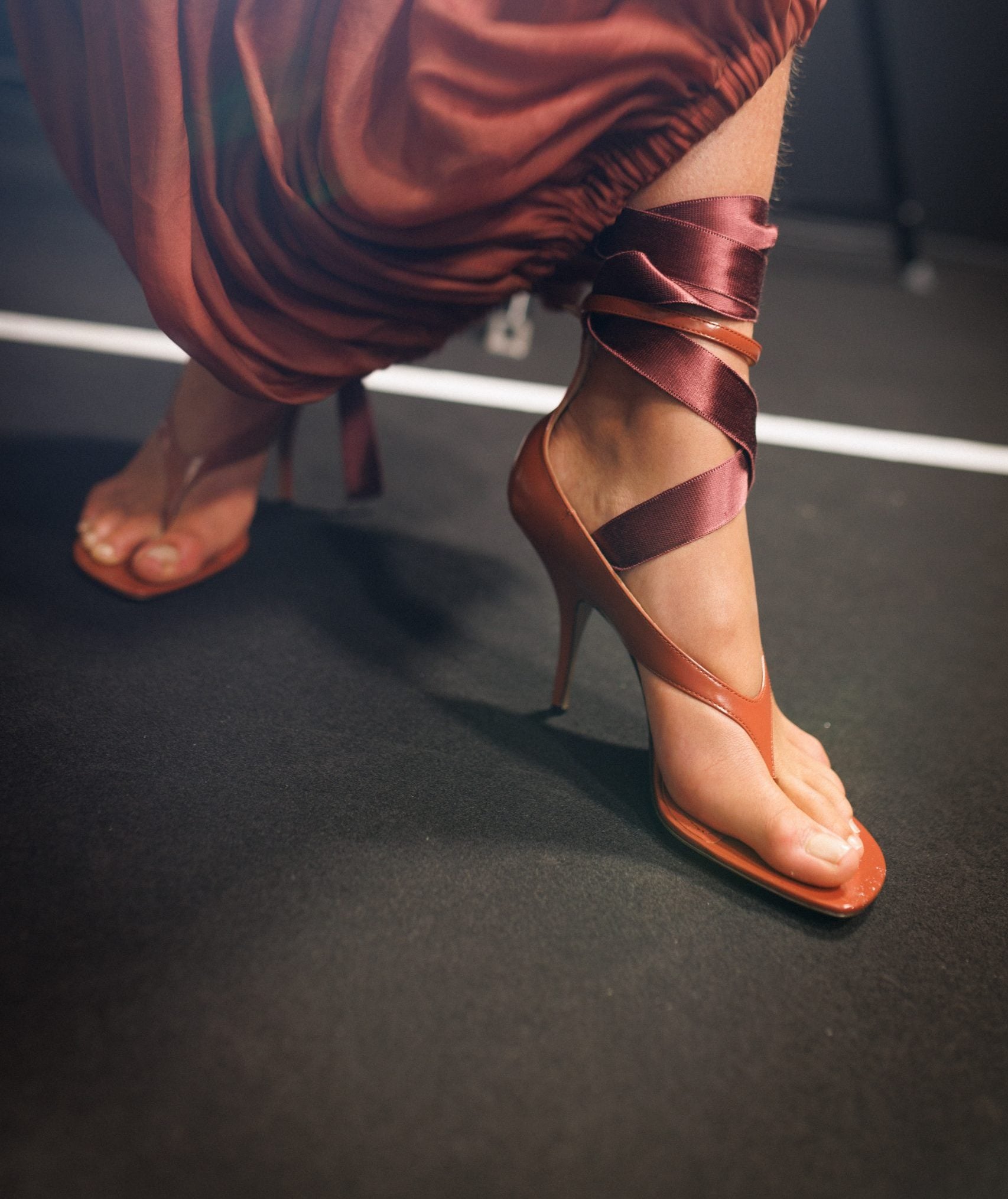 As sandálias também terão fitas de cetim para envolver os tornozelos. (Foto: divulgação)