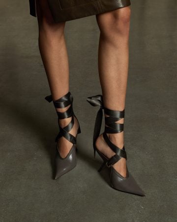 O scarpin tem fitas de cetim, características de sapatilhas de balé. (Foto: divulgação)