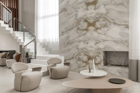 Projeto da arquiteta Karolina Ventur, usando mármore dolomítico Machia Oro PR. (Foto: divulgação)