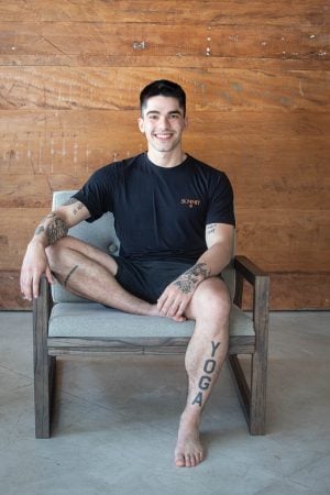 Ravi Kaiut encontrou a Yoga no tratamento contra uma doença degenarativa e hoje ensina a prática. (Foto: Guilherme Pupo)