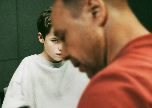 A série Adolescência tem quatro episódios e está disponível para ser assistida. (Foto: Reprodução | Netflix)