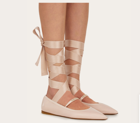 O item mais característico da nova coleção da Ferragamo é a sapatilha. (Foto: divulgação) 