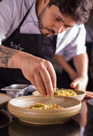 Lênin Prado é chef executivo e diretor do Grupo Acuro, responsável pelos restaurantes Feér, TRAMA e Bee. (Foto: divulgação)