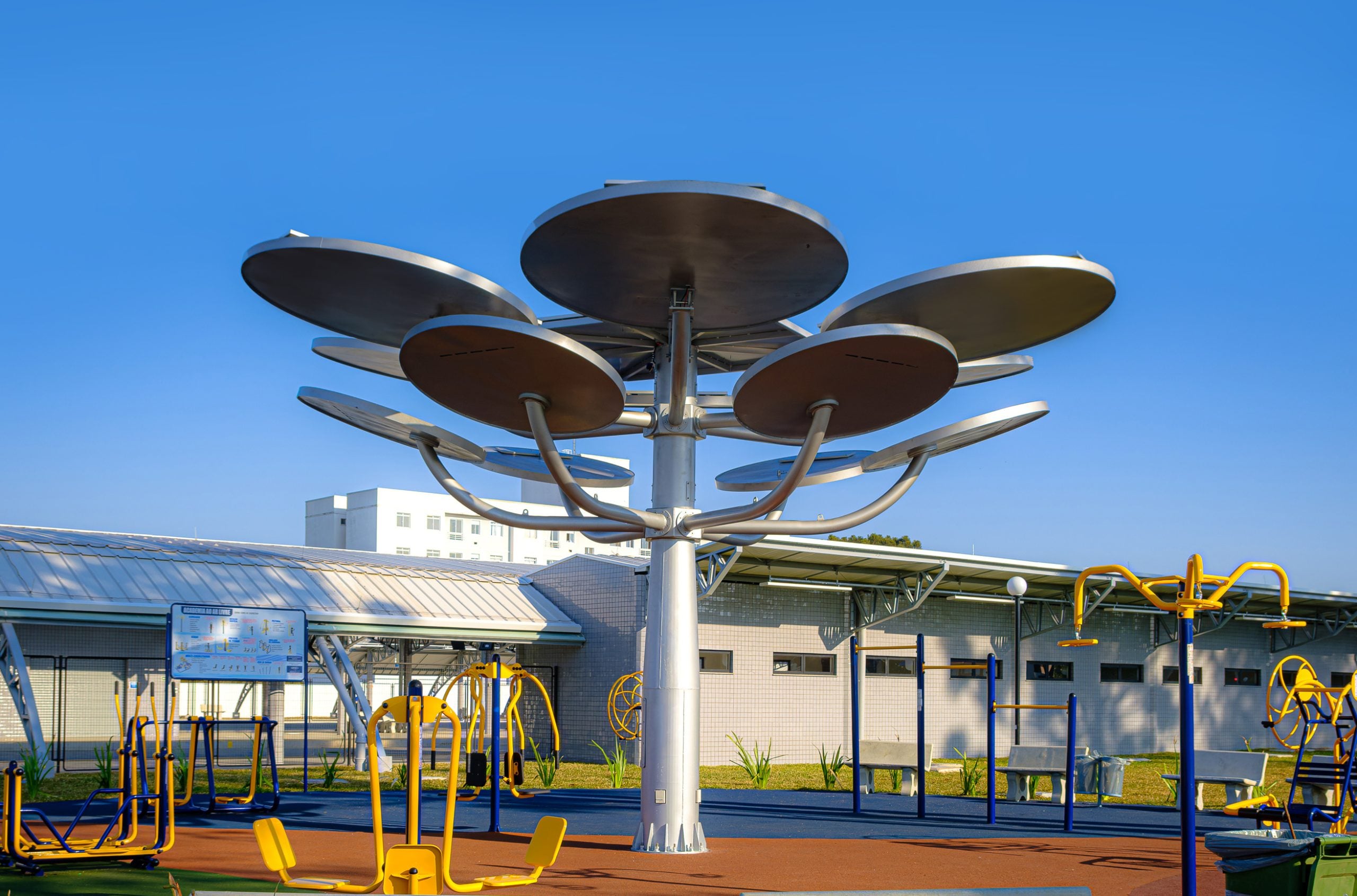 A Araucária Solar é feita com placas solares fotovoltaicas que captam energia.