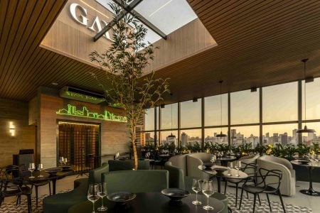 O gastrobar tem uma vista para toda cidade de Curitiba até a Serra do Mar. (Foto: Guto Tarasiuk)