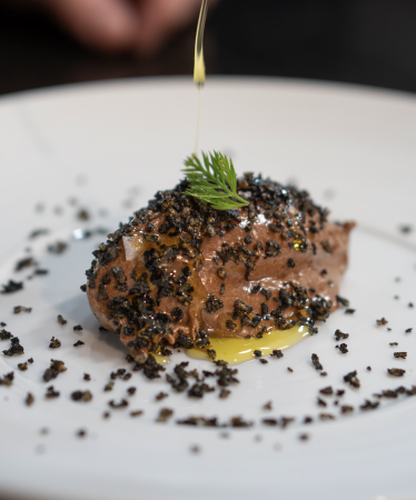 Mousse de Chocolate finalizada com Azeite de oliva, farofa e flor de sal.