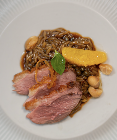 Magret de Pato acompanhado de risoni com molho de laranja e Poivre Vert.