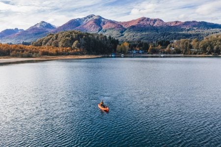 Caiaque ao pôr do sol, caminhadas entre cachoeiras: outra maneira de vivenciar a Patagônia.