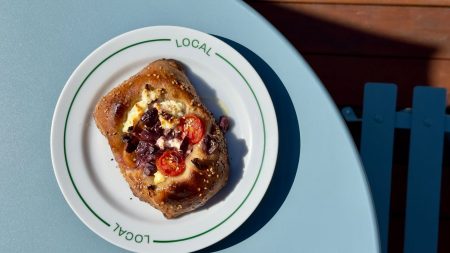 Local Pães e Cafés.