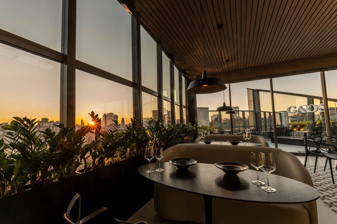 Gards Rooftop tem ação especial para curtir pôr do sol.