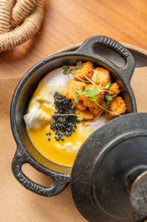 Panelinha com ovos poché, emulsão de tucupi e caviar