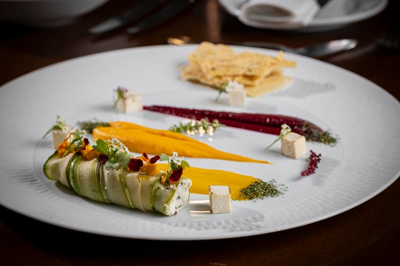 Entrada trio de cenoura, canelone de abobrinha recheado com tofu e cogumelos, crostini de polvilho com casca de mandioca.