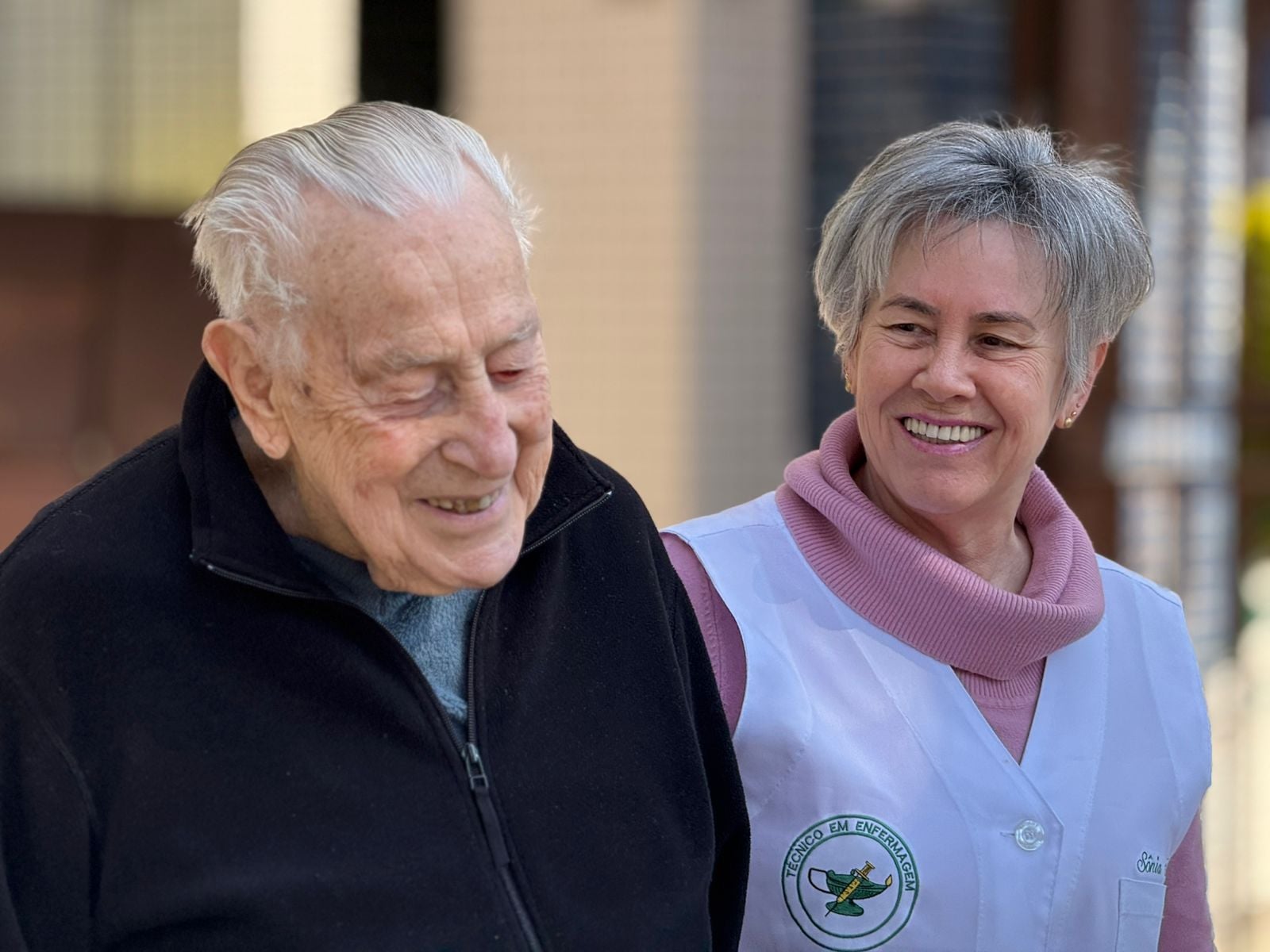 A Geração de Saúde é uma empresa de cuidadores de idosos em casa.
