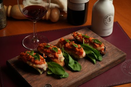 Bruschettas com vinho tinto, combinação perfeita do Happy Hour da Adega San Vicente.