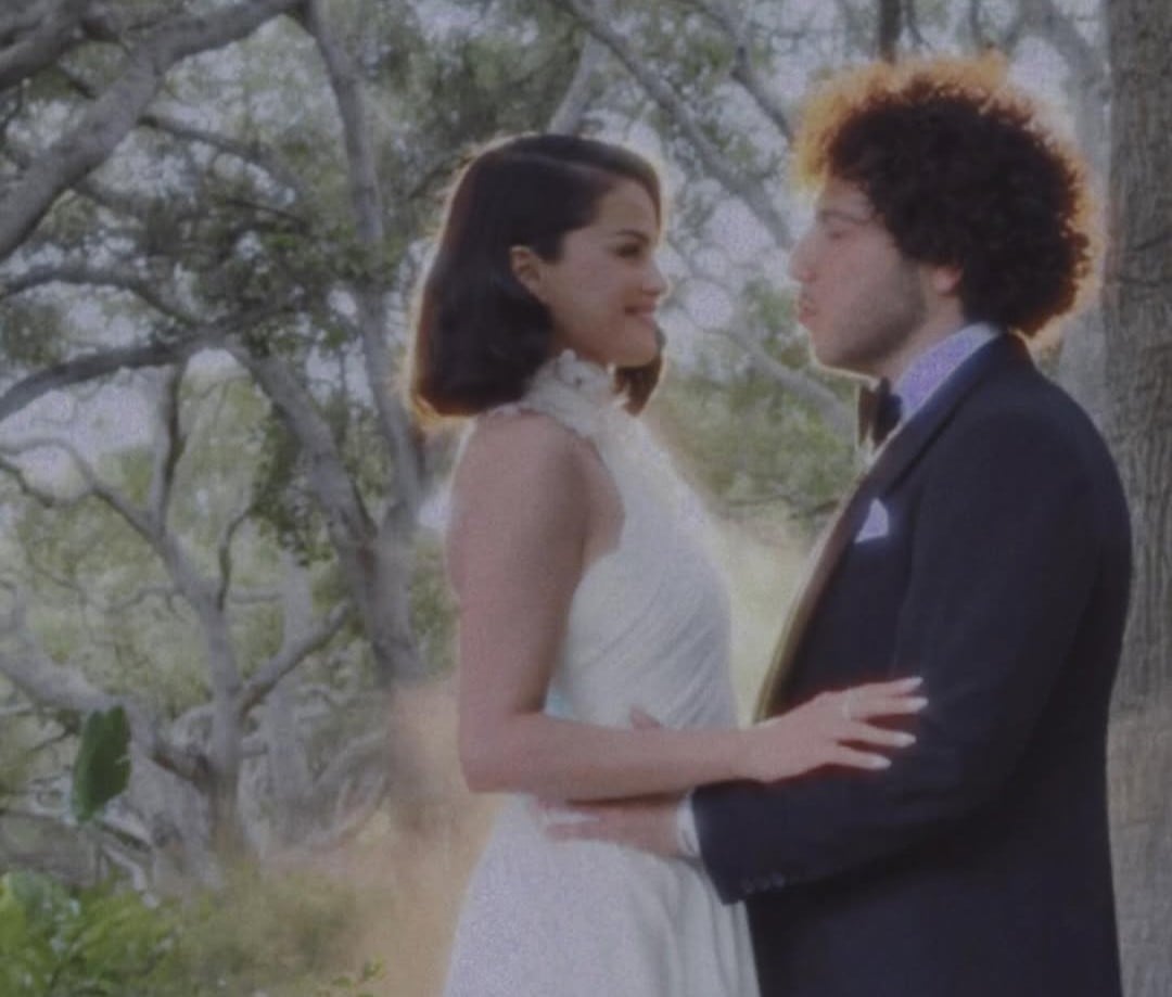 Selena Gomez e Benny Blanco se casam em cerimônia íntima