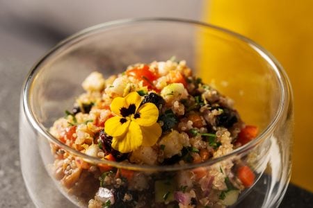 Salada de quinoa ao perfume de hortelã e limão siciliano.