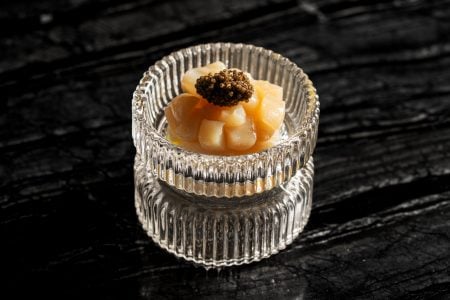 Tartar de vieiras com caviar Oscietra.