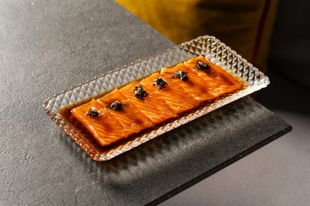 Carpaccio de salmão com shissô desidratado.