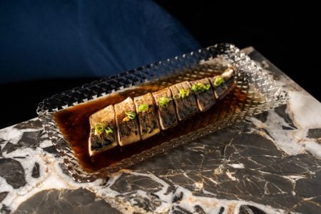 Cavalinha marinada maçaricada com karashi e cebolinha. 