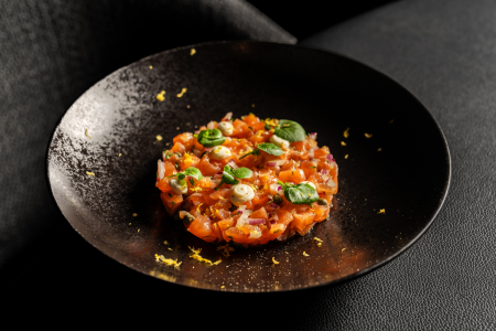 Tartare de salmão com queijo Pomerode. 