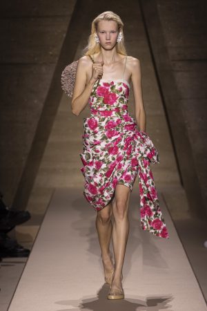 “Entre Deux Collection” revisita as origens da Chloé e propõe um novo olhar sobre o savoir-faire artesanal em Paris