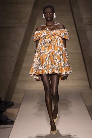 “Entre Deux Collection” revisita as origens da Chloé e propõe um novo olhar sobre o savoir-faire artesanal em Paris