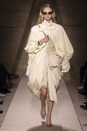 “Entre Deux Collection” revisita as origens da Chloé e propõe um novo olhar sobre o savoir-faire artesanal em Paris