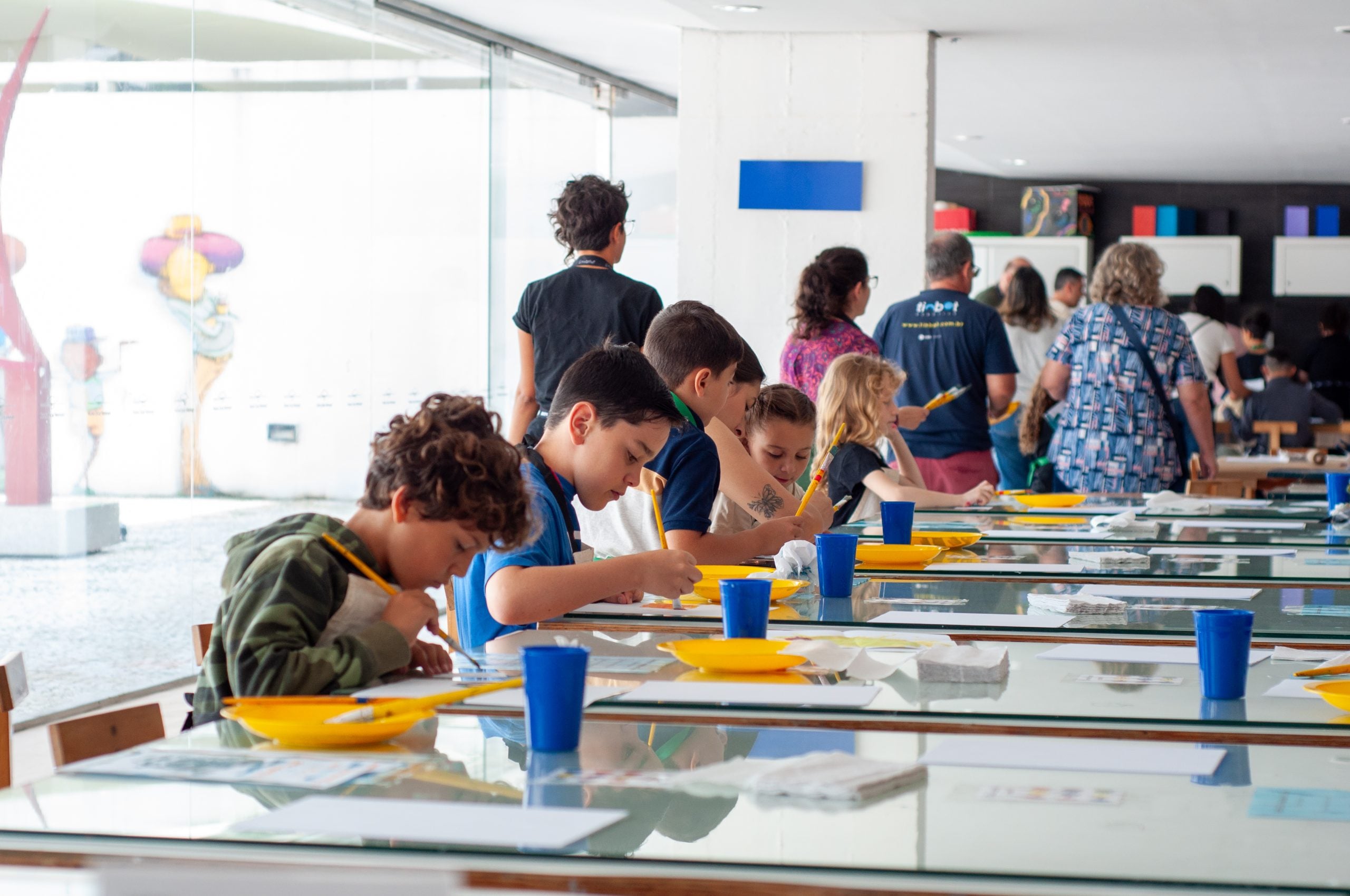 MON traz programação com oficinas de arte, pintura e colagem para os pequenos