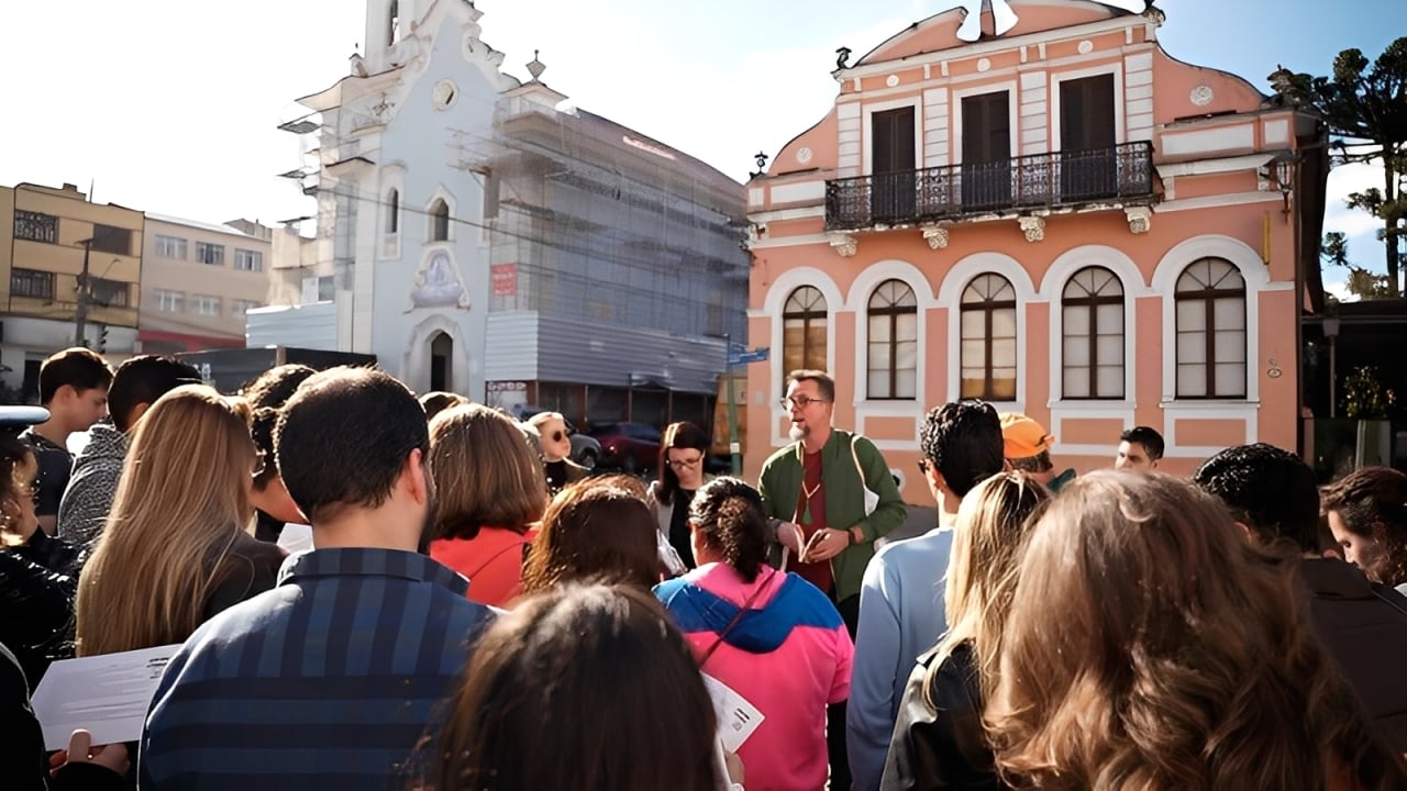 O walking tour passará em locais onde Dalton Trevisan viveu; experiência une literatura, história e paisagens urbanas da capital paranaense