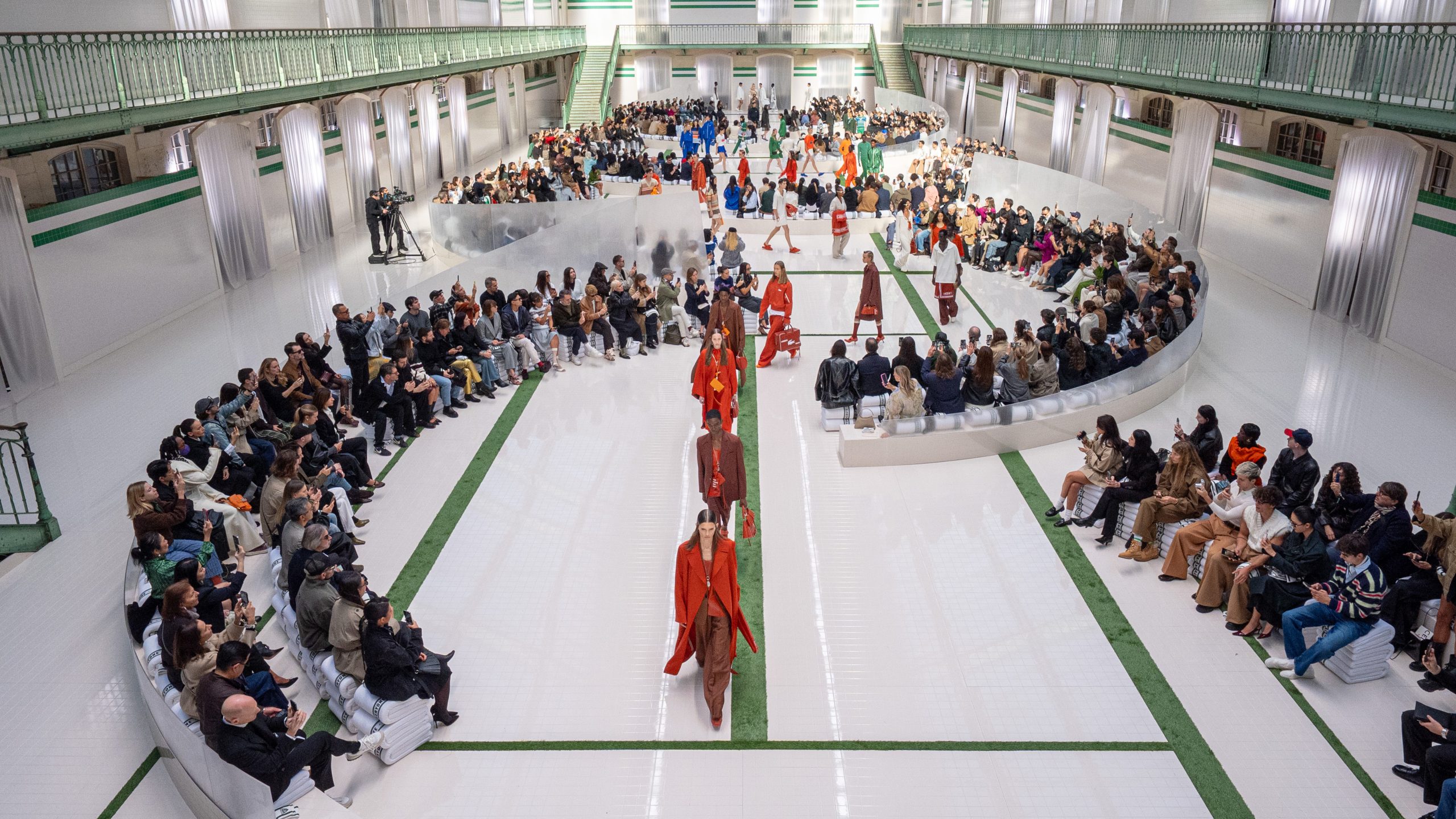 O vestiário dos atletas é o ponto de encontro da coleção que traz a conecxão entre herança esportiva e moda, explorando contrastes nas silhuetas e materiais para trazer frescor à elegância francesa