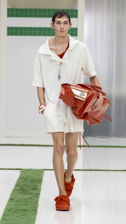 O vestiário dos atletas é o ponto de encontro da coleção que traz a conecxão entre herança esportiva e moda, explorando contrastes nas silhuetas e materiais para trazer frescor à elegância francesa
