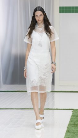 O vestiário dos atletas é o ponto de encontro da coleção que traz a conecxão entre herança esportiva e moda, explorando contrastes nas silhuetas e materiais para trazer frescor à elegância francesa