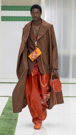 O vestiário dos atletas é o ponto de encontro da coleção que traz a conecxão entre herança esportiva e moda, explorando contrastes nas silhuetas e materiais para trazer frescor à elegância francesa