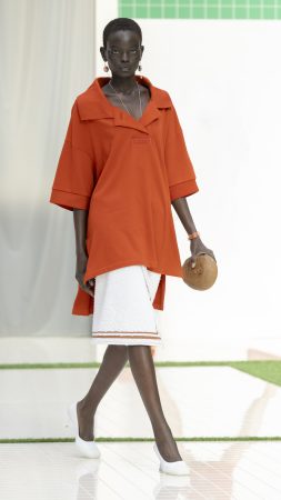 O vestiário dos atletas é o ponto de encontro da coleção que traz a conecxão entre herança esportiva e moda, explorando contrastes nas silhuetas e materiais para trazer frescor à elegância francesa