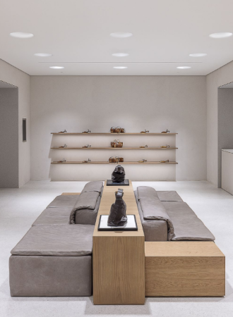 O projeto, desenvolvido pelo estúdio de arquitetura da Zara, organiza a loja em salas interconectadas, que combinam design atualizado