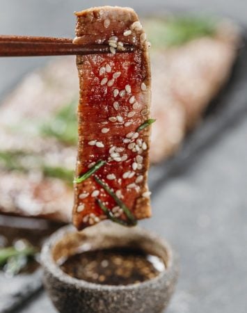 Peixe marinando no saquê