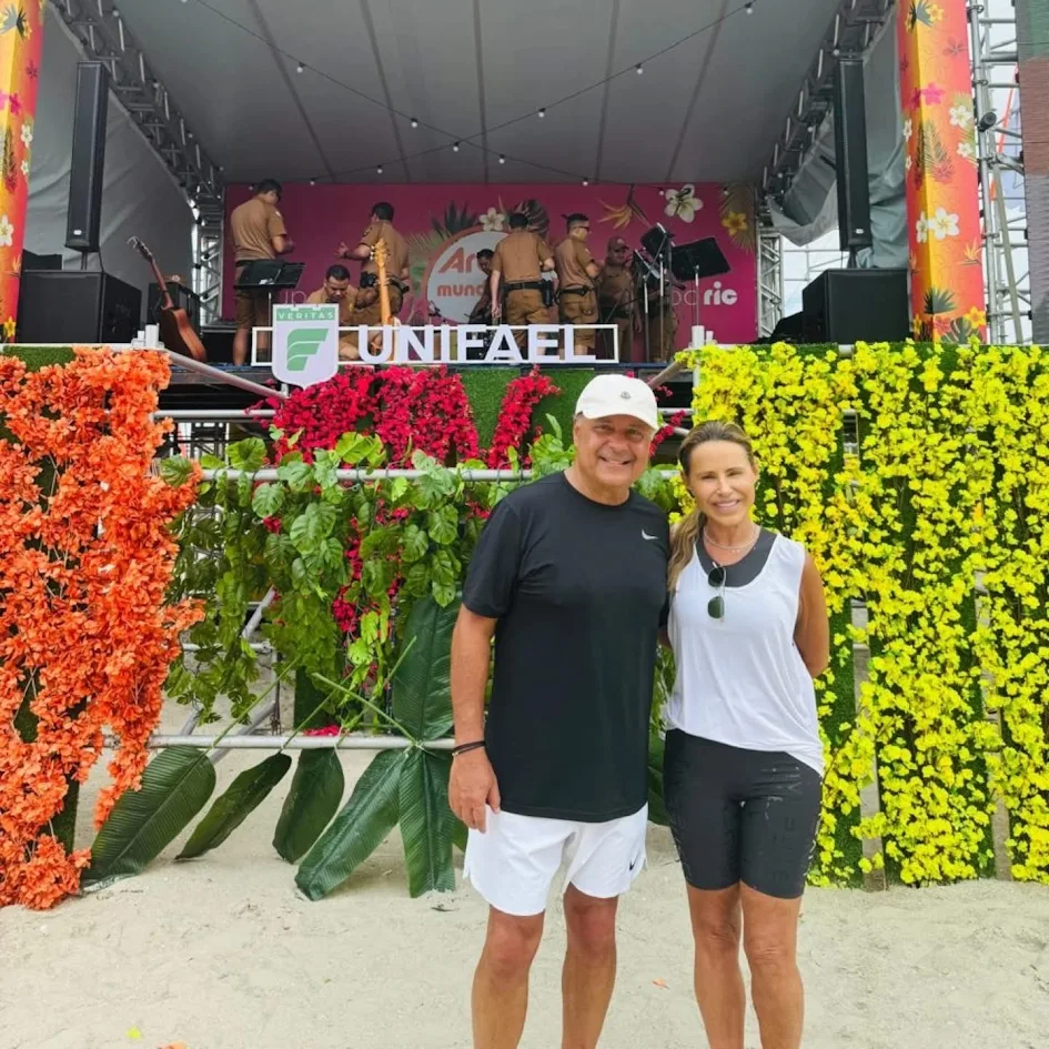 Eu e minha esposa, Karla Petrelli, celebrando a Arena Mundo Ric, no litoral do Paraná.