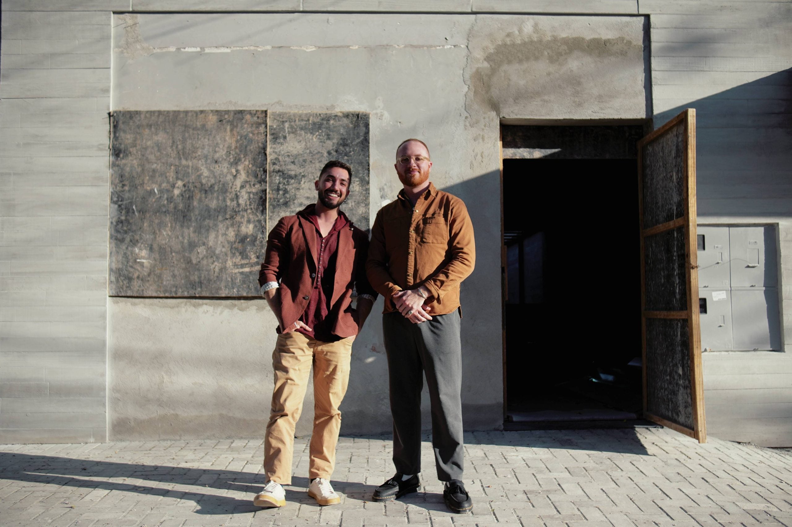 Os sócios João e Ariel na frente da obras do novo bar.