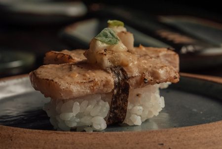 5 bares e restaurantes para conhecer em Curitiba Nuu Nikkei Niguiri Amazônico - Foto por Jennyfer França