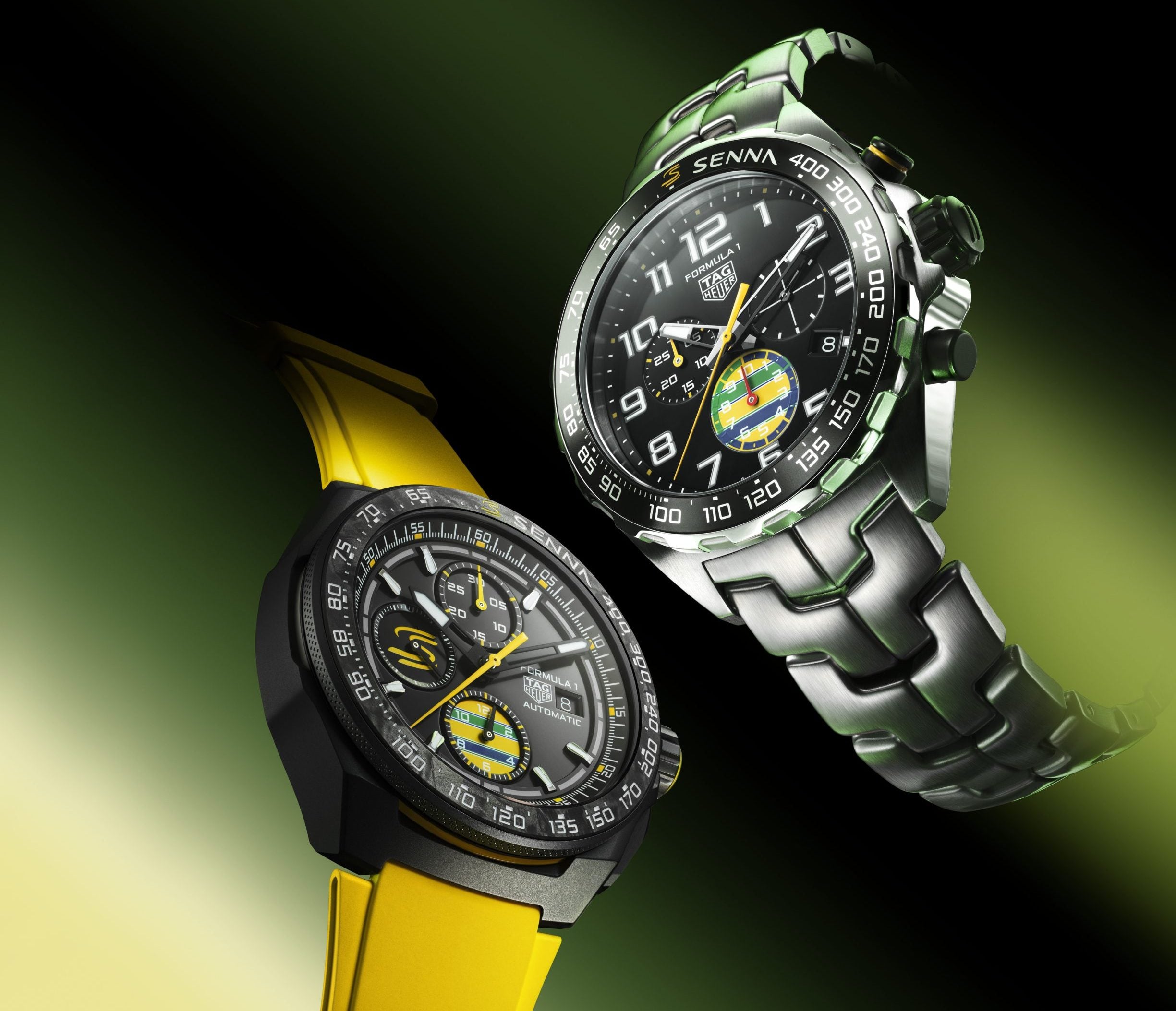 Dois relógios TAG Heuer edição Ayrton Senna em destaque sobre fundo verde e preto: à esquerda, modelo com caixa preta e pulseira amarela; à direita, versão em aço com pulseira metálica. Ambos exibem mostradores escuros com detalhes em amarelo e verde.