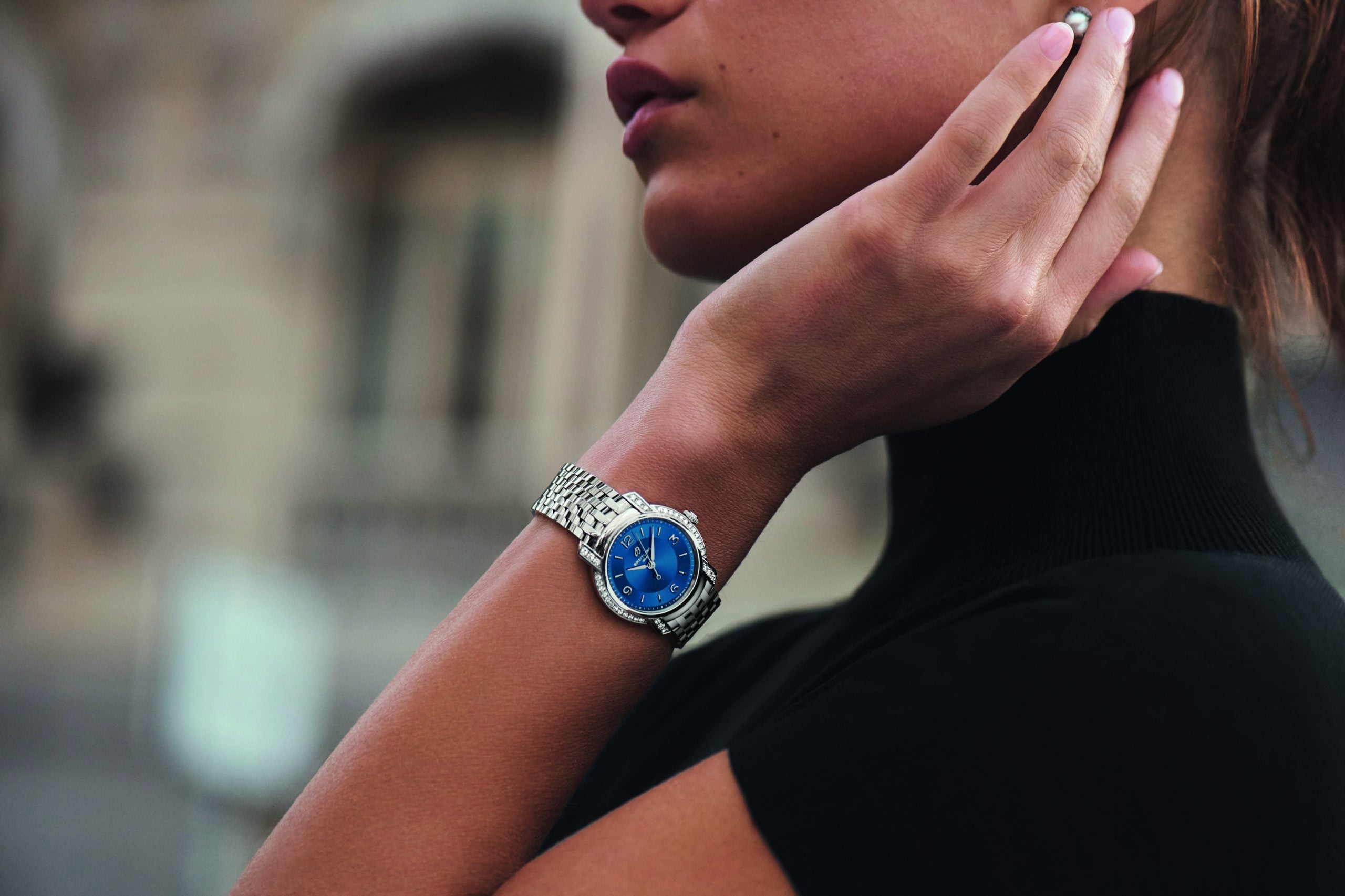 Mulher com modelo lady premier com fundo azul no braço