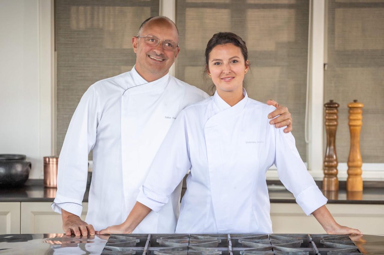 chefs em uma coxinha, posicionados atrás de uma mesa